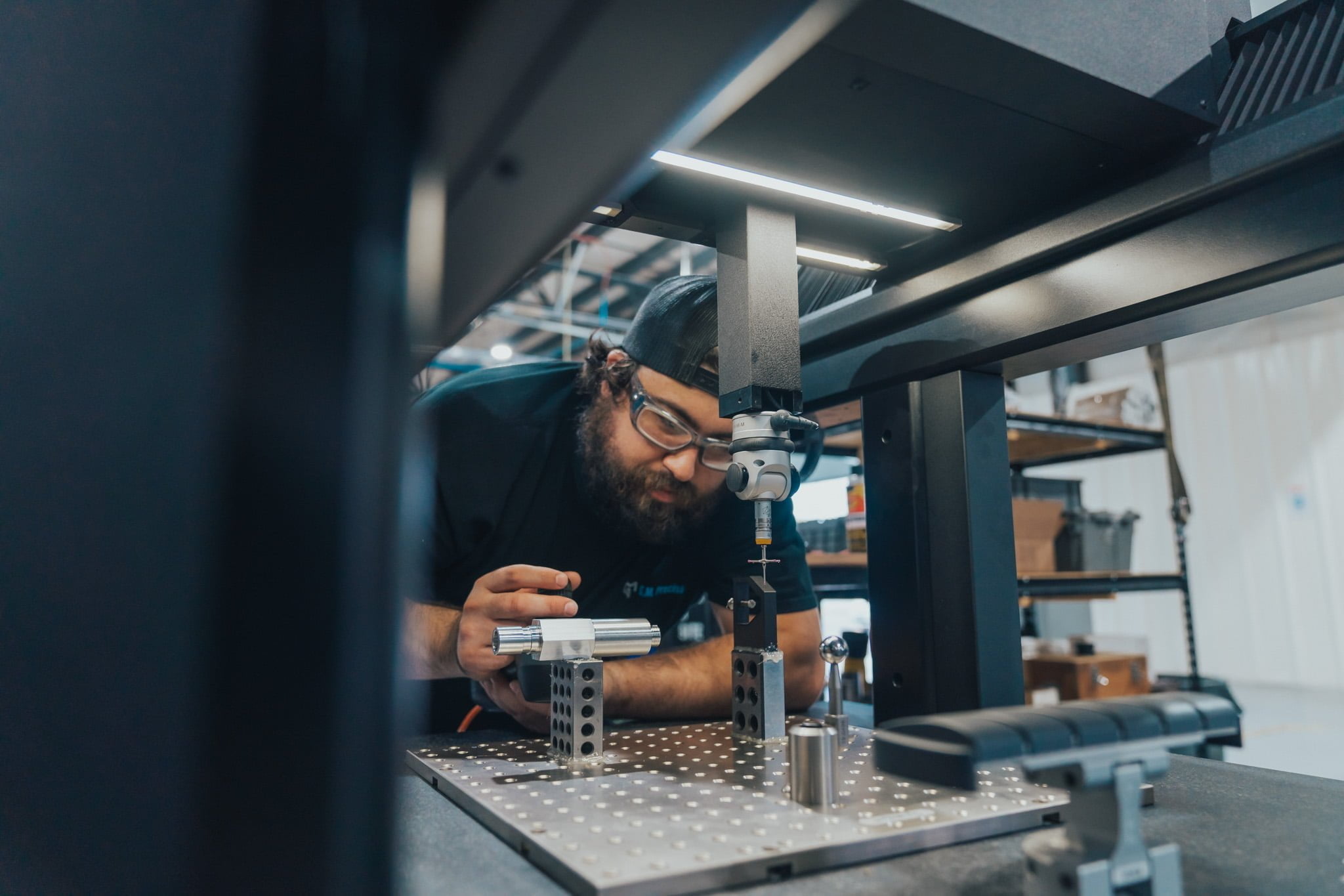 A member of the G.M. Précision team operates the Hexagon for the CMM inspection